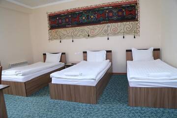 Фото номера Семейный номер с душем Отель Khan Tengri Hotel г. Naryn 2