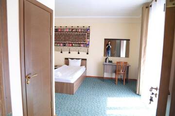 Фото номера Двухместный номер с 2 отдельными кроватями и душем Отель Khan Tengri Hotel г. Naryn 2